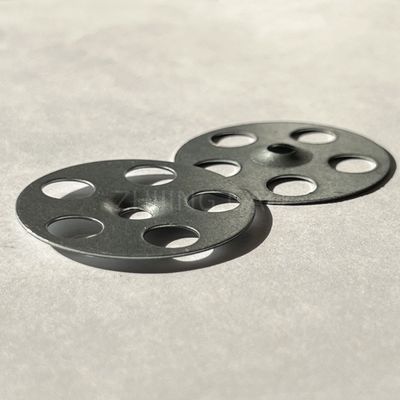Einfache Installation von starren Flachdämmplatten-Unterlegscheiben zur Befestigung von Bauplatten
