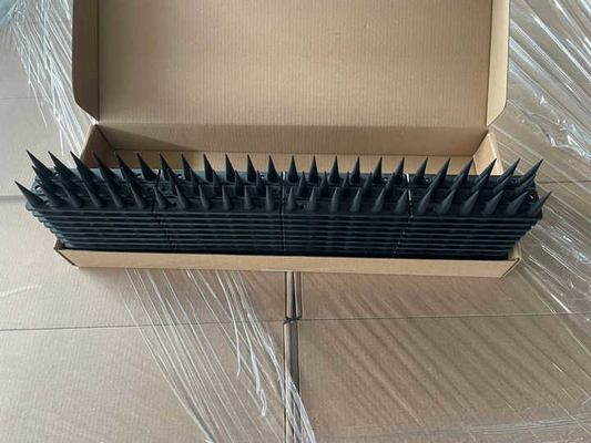Einfache Installation von Vogelschutz-Spikes aus Kunststoff
