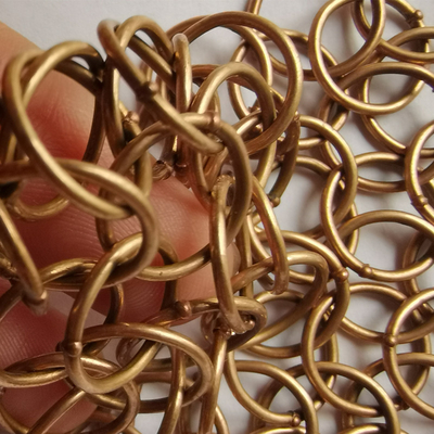 Goldene Kettenring-Netz-Draperie für funktionale Innenräume
