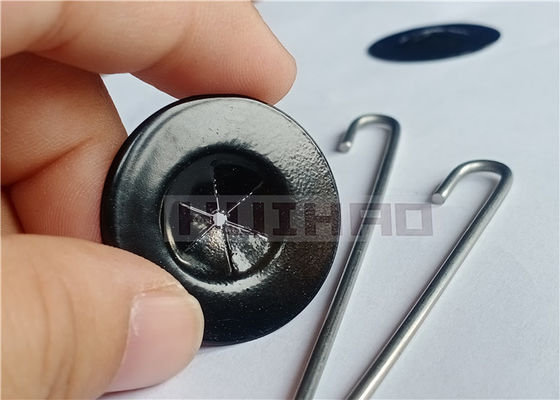 2,0 x 100 mm J-Haken aus Edelstahl, die mit schwarzen selbstsichernden Unterlegscheiben verwendet werden, um das Netz an Sonnenkollektoren zu befestigen