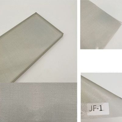 Innenarchitektur aus laminiertem Architekturglas in silberner Farbe