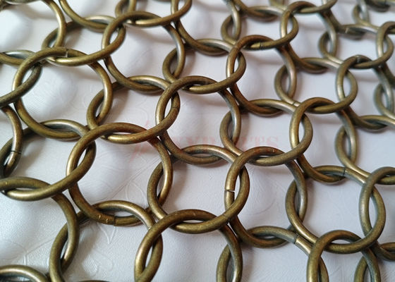 Bronzefarbene Metallringmasche 1,5 x 15 mm als Raumteiler für Einkaufszentrum