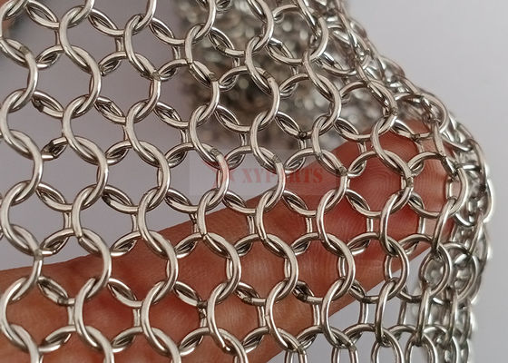 Silberfarbenes Metallringmaschen aus Edelstahl zur Dekoration von Gebäudefassaden