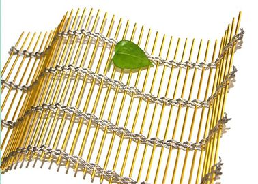 Büro verteilt den Architekturmaschendraht, der von der Goldfarbe Rod mit SS-Kabeln gemacht wird